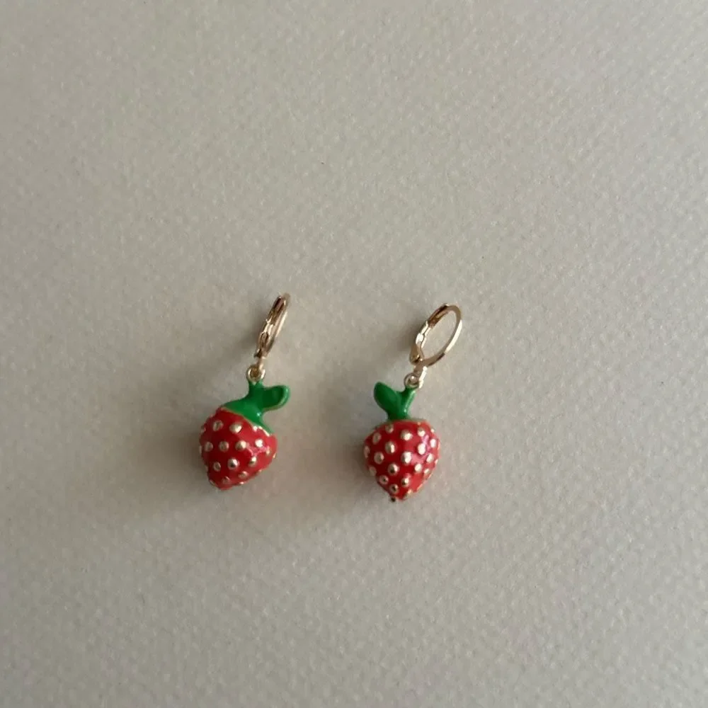 Strawberry hoop Earrings N1964